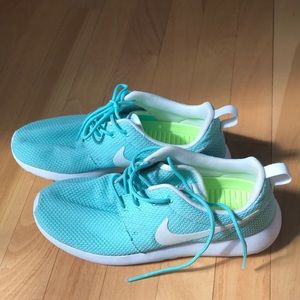 Nike Roshe Run Tiffany Blue size 8